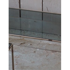 Paire de tables d'appoint en verre fumé n°788