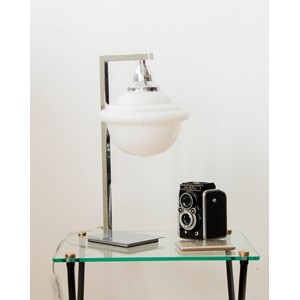 Julia, la lampe chromée en opaline n°631