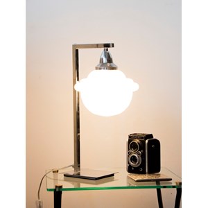 Julia, la lampe chromée en opaline n°631