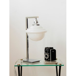 Julia, la lampe chromée en opaline n°631