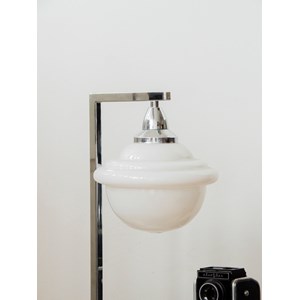 Julia, la lampe chromée en opaline n°631