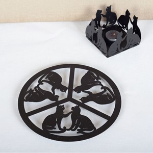 Dessous de plat chat noir