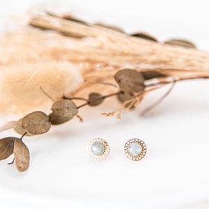 Puces d’oreilles pierre de lune leonie or