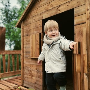 Aire de jeux avec cabane et toboggan cot