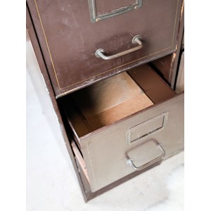 Meuble à casiers métalliques n°224