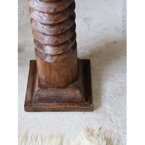 Hanna, la colonne en chêne sculpté n°794