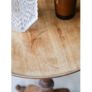 Alfred, le petit guéridon en bois n°155