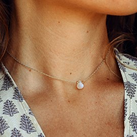 Collier pierre de lune taillée en forme de goutte