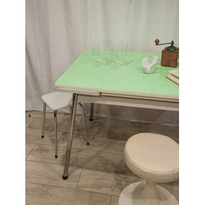 Table à manger en formica vert n°1070