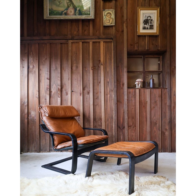 Fauteuil en cuir et son repose pied n°670
