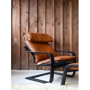 Fauteuil en cuir et son repose pied n°670