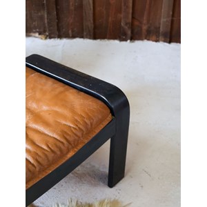 Fauteuil en cuir et son repose pied n°670