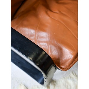 Fauteuil en cuir et son repose pied n°670