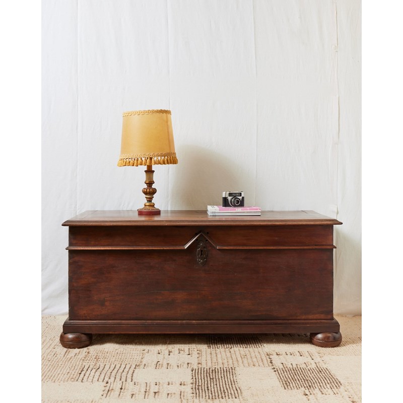 Coffre de famille en noyer du xviième n°110