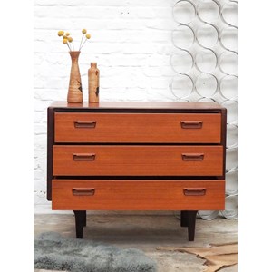 Olga, la commode en teck bi-ton n°358