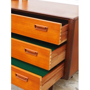 Olga, la commode en teck bi-ton n°358