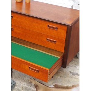 Olga, la commode en teck bi-ton n°358