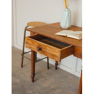 Romy, la table à manger en bois n°590