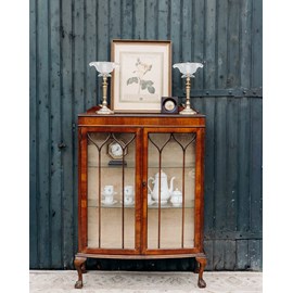 Grande vitrine en bois foncé n°148