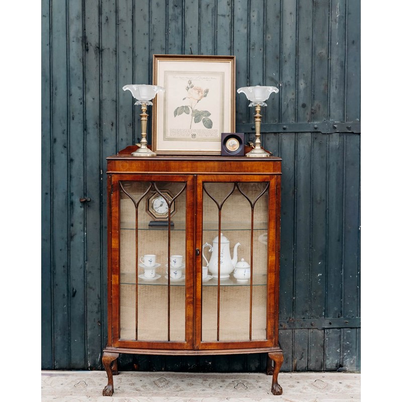 Grande vitrine en bois foncé n°148