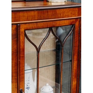 Grande vitrine en bois foncé n°148