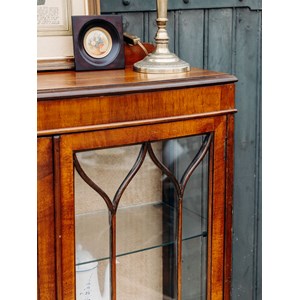 Grande vitrine en bois foncé n°148