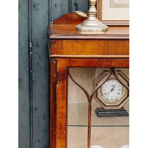 Grande vitrine en bois foncé n°148