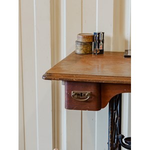 Table machine à coudre en bois et fer n°688