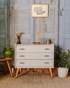 Olga, la commode beige en bois n°377