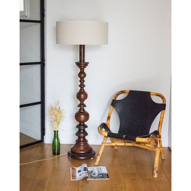 Grand lampadaire en bois foncé n°312