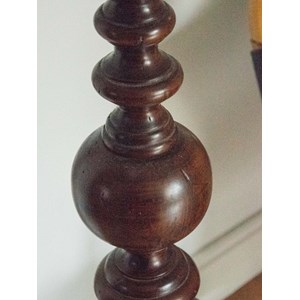 Grand lampadaire en bois foncé n°312