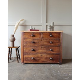 Olga, la commode en bois foncé n°372