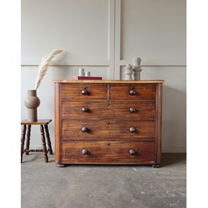 Olga, la commode en bois foncé n°372