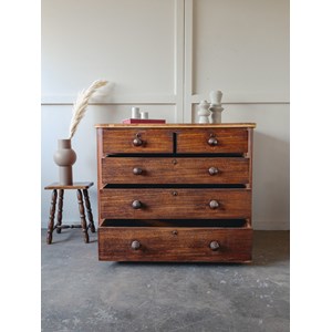 Olga, la commode en bois foncé n°372