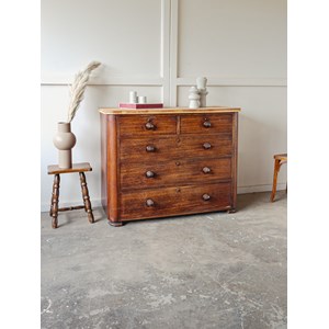 Olga, la commode en bois foncé n°372