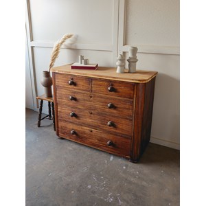 Olga, la commode en bois foncé n°372