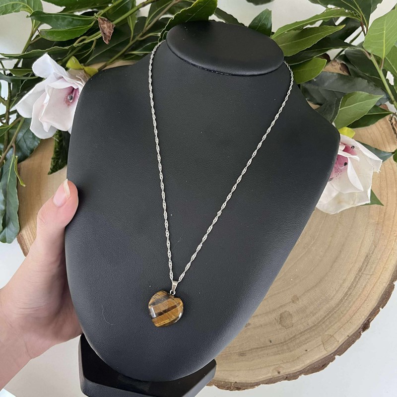 Collier cœur en œil de tigre – force et protection