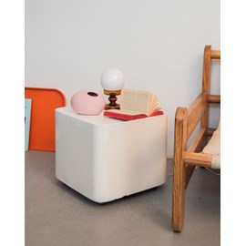 Table d'appoint en fibre de verre n°824