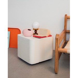 Table d'appoint en fibre de verre n°824