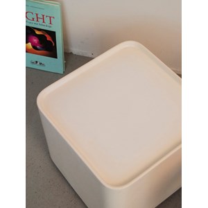 Table d'appoint en fibre de verre n°824