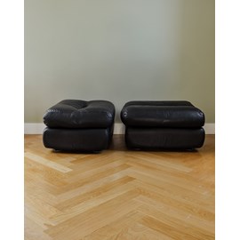 Paire de poufs en cuir noir n°79