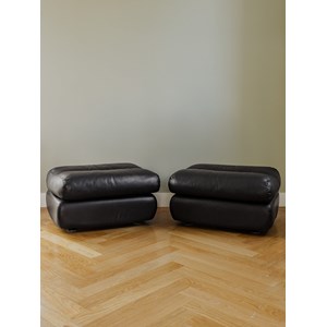 Paire de poufs en cuir noir n°79