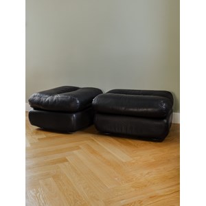 Paire de poufs en cuir noir n°79