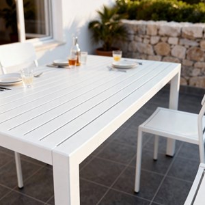 Table de jardin blanche