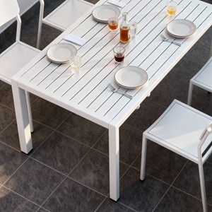 Table de jardin blanche