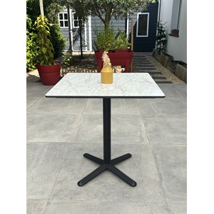 Table carrée de jardin en acier et plateau hpl