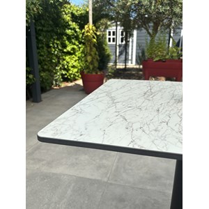 Table carrée de jardin en acier et plateau hpl