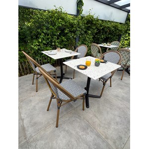 Table carrée de jardin en acier et plateau terrazzo