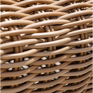 Table basse en résine tressée et plateau verre