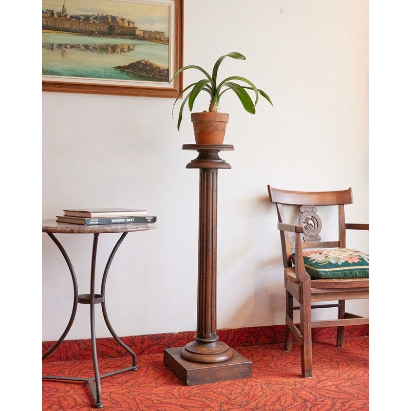 Grande colonne en bois foncé n°830